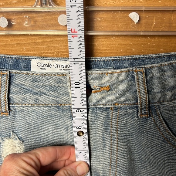 Carole Christian Women’s Embroidered Denim Jean Shorts Med distressed Mid- rise - Picture 3 of 10